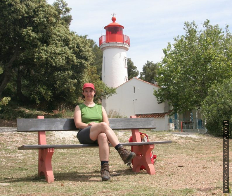 Alex devant le phare du Cap Blanc. Photo © André M. Winter