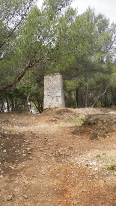 Borne en pierre avec des inscriptions entre l'Estaniadou et la Pointe du Port-qui-Pisse