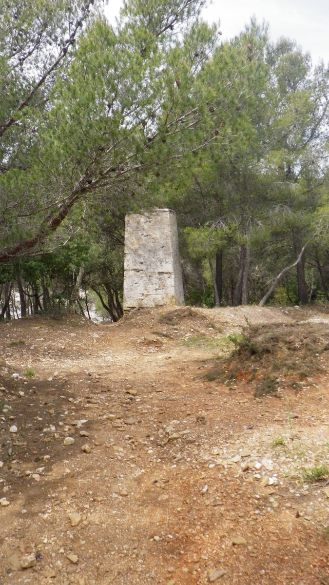 Borne en pierre avec des inscriptions entre l'Estaniadou et la Pointe du Port-qui-Pisse