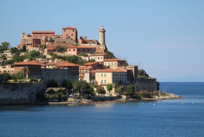 Fort et phare de Portoferraio en 2014. Photo © André M. Winter