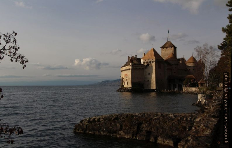 Dumas dit avoir visité le Château de Chillon en détail et avoir vu Byron passer, mais il est presque certain qu’il n’y a pas mis ses pieds. Vue de 2014.