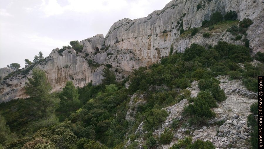 Vue vers le sentier des échelles à l'ouest du Mont Gaussier. Photo © André M. Winter
