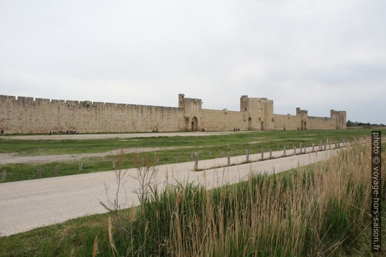 Remparts sud-ouest d'Aigues-Mortes. Photo © Alex Medwedeff