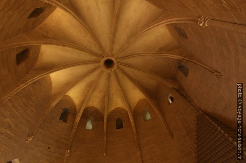 Ouverture dans la voûte d'une chambre de la Tour de Constance. Photo © André M. Winter