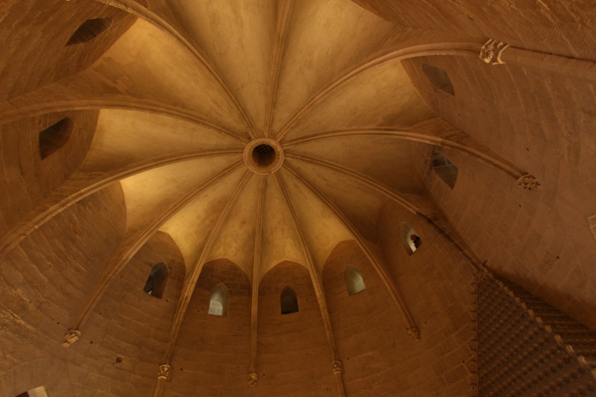 Ouverture dans la voûte d'une chambre de la Tour de Constance. Photo © André M. Winter