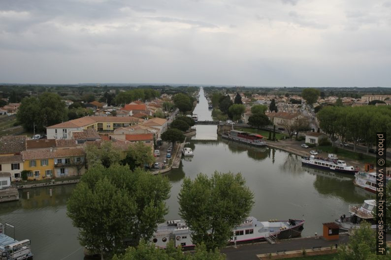 Bateaux fluviaux dans le bassin au nord d'Aigues Mortes. Photo © Alex Medwedeff