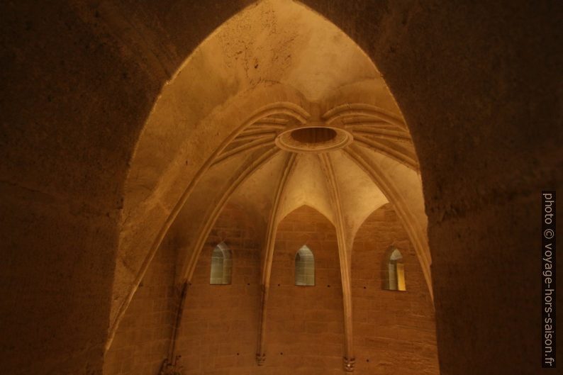 Ouverture au centre de la voûte d'une chambre de la Tour de Constance. Photo © André M. Winter