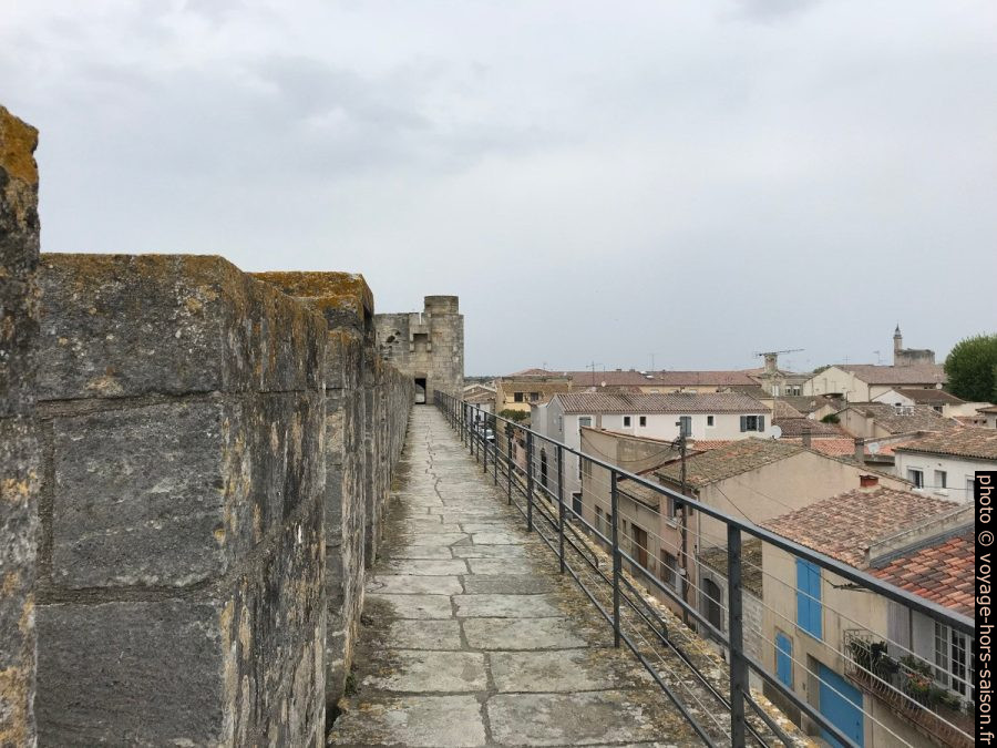 Sur les remparts d'Aigues Mortes. Photo © Alex Medwedeff