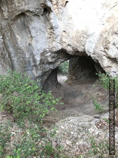 Vue à travers la grotte-cheminée des Peirou. Photo © Alex Medwedeff