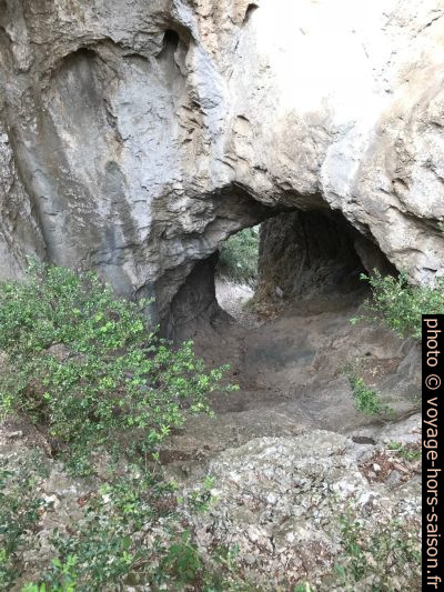 Vue à travers la grotte-cheminée des Peirou. Photo © Alex Medwedeff