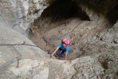 Alex descend les échelons dans la Cheminée des Peirou. Photo © André M. Winter