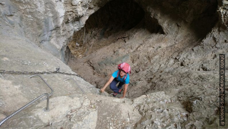 Alex descend les échelons dans la Cheminée des Peirou. Photo © André M. Winter