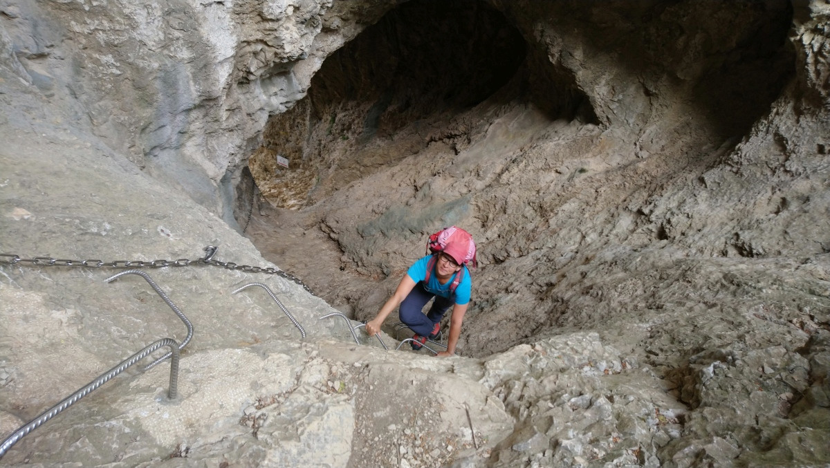 Alex descend les échelons dans la Cheminée des Peirou. Photo © André M. Winter