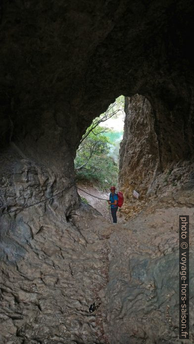 Alex dans la grotte-tunnel des Peiroou. Photo © André M. Winter
