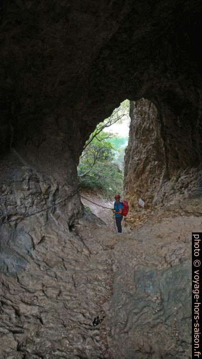 Alex dans la grotte-tunnel des Peiroou. Photo © André M. Winter