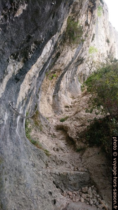 Vue retour sur le chemin sous la grotte-tunnel des Peïroou. Photo © André M. Winter