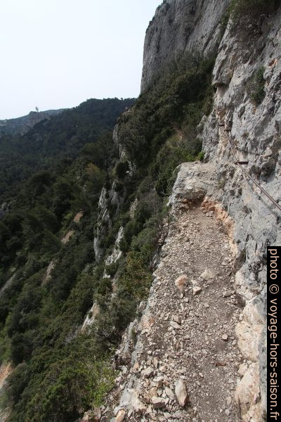 Sentier des échelles au sud-est du Mont Gaussier. Photo © André M. Winter