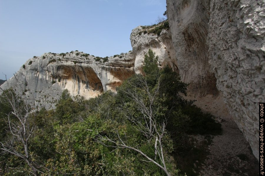 Baumes à l'ouest de la crête nord du Mont Gaussier. Photo © André M. Winter
