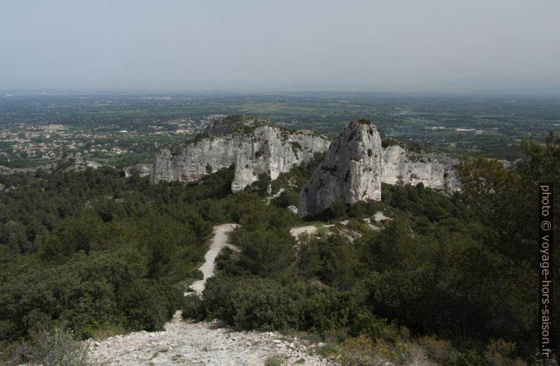 Rocher des Deux Trous vu du sud. Photo © André M. Winter