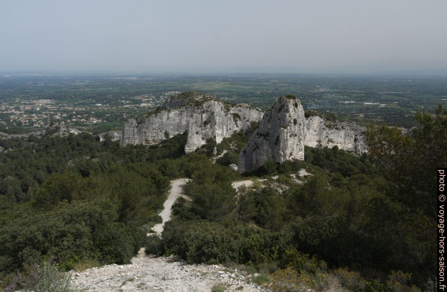 Rocher des Deux Trous vu du sud. Photo © André M. Winter