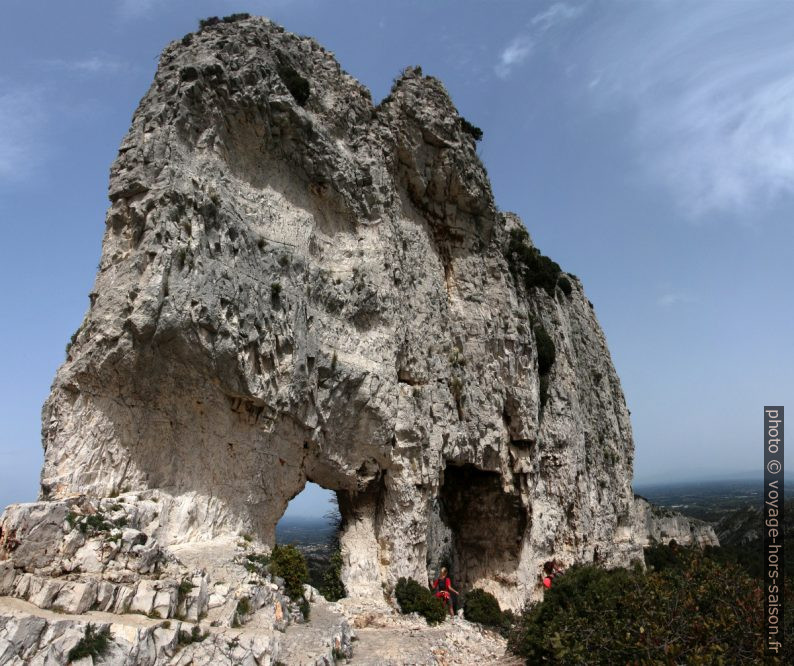 Rocher des Deux Trous. Photo © André M. Winter