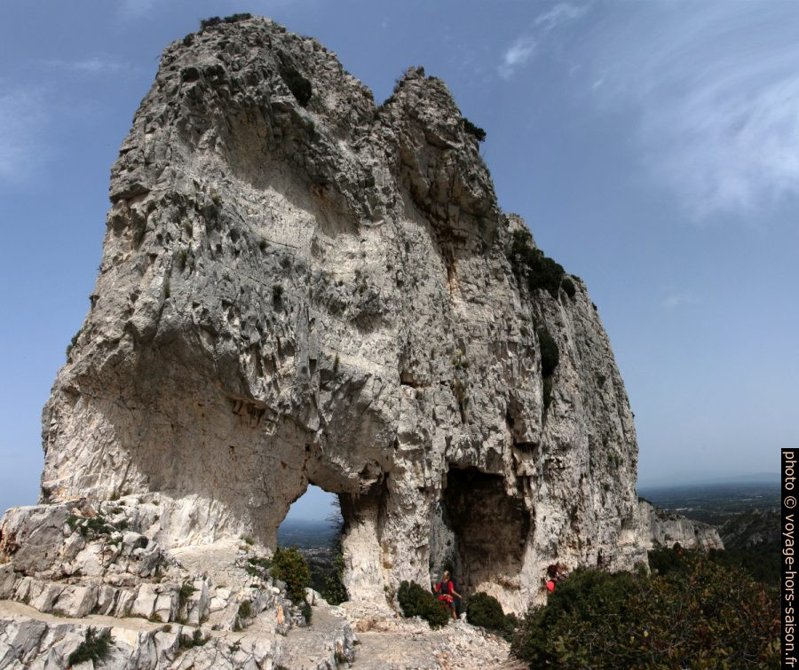 Rocher des Deux Trous. Photo © André M. Winter