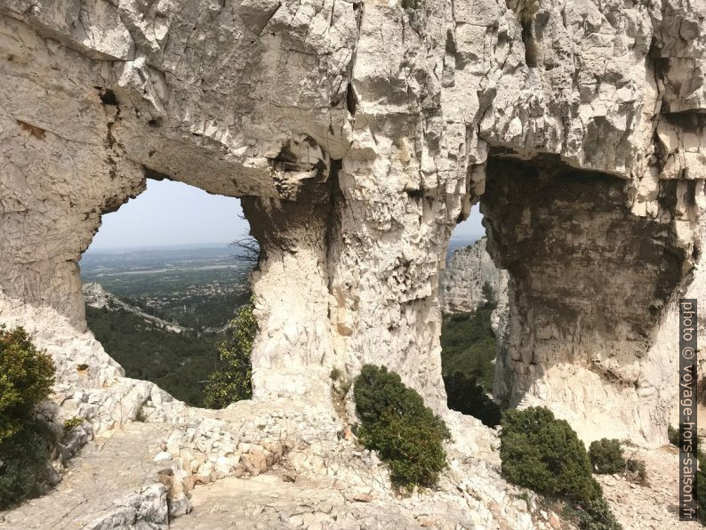 Les trous du Rocher des Deux Trous. Photo © Alex Medwedeff