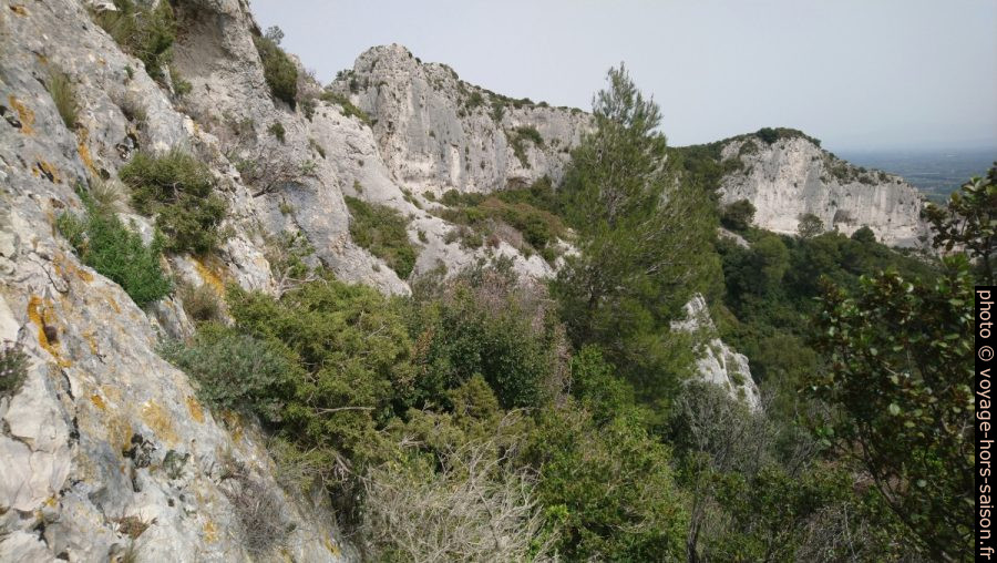 Paroi est du Rocher des Deux Trous et le massif au au nord. Photo © André M. Winter