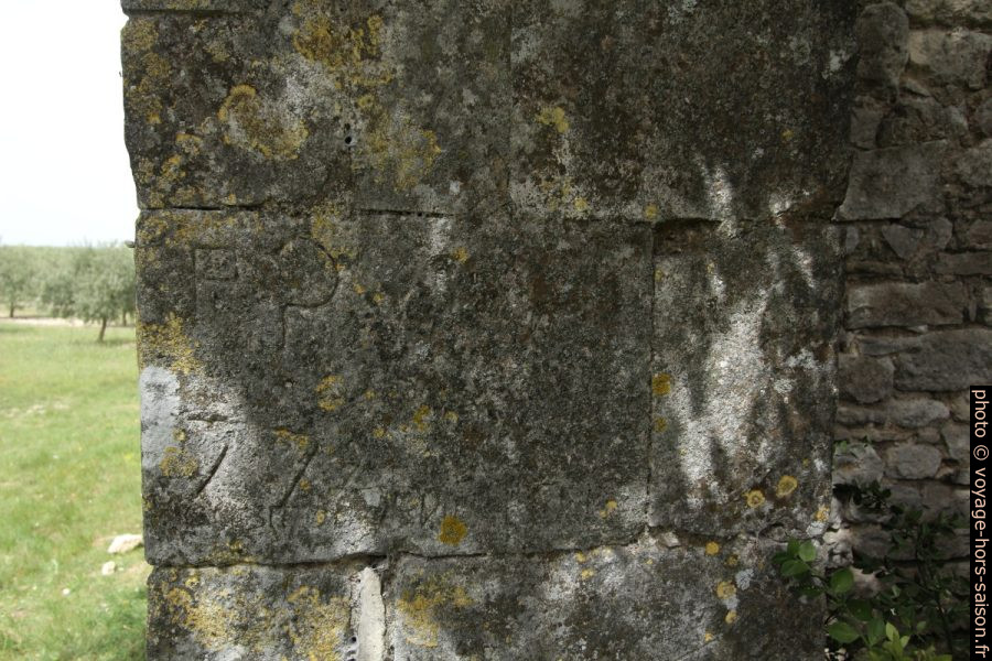Gravures dans une pierre d'angle de la chapelle de Romanin. Photo © André M. Winter