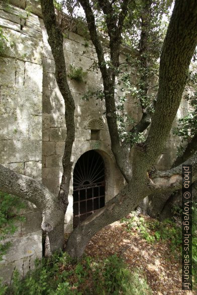 Porte sud grillagée de la chapelle de Romanin. Photo © André M. Winter