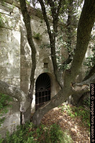 Porte sud grillagée de la chapelle de Romanin. Photo © André M. Winter