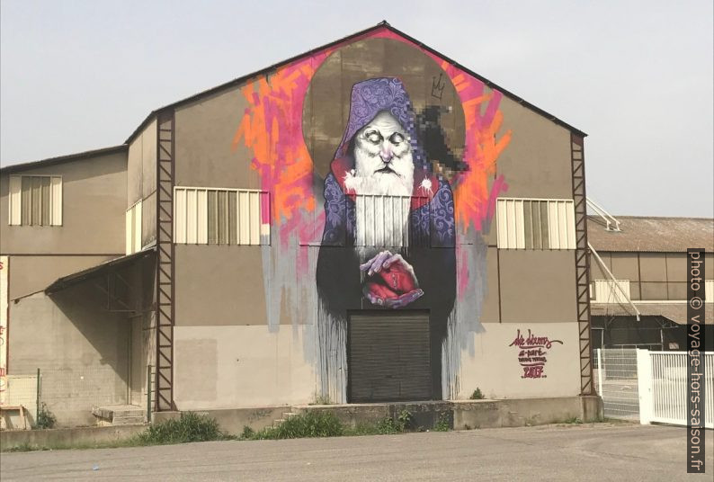 Œuvre de Die Dixons sur les silos de Saint-Étienne-du-Grès. Photo © Alex Medwedeff