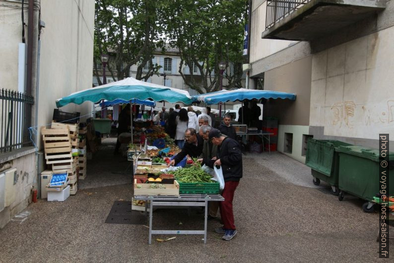 Marché sur le passage de la Rue du Louvre. Photo © André M. Winter