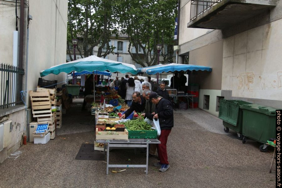 Marché sur le passage de la Rue du Louvre. Photo © André M. Winter