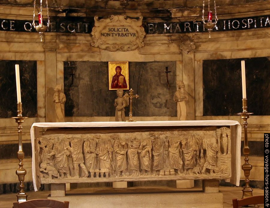 Autel pré-roman de la crypte de l'église Sainte-Marthe de Tarascon. Photo © André M. Winter
