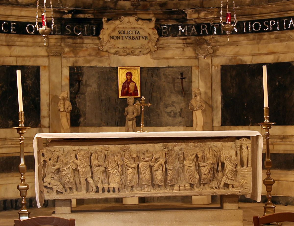 Autel pré-roman de la crypte de l'église Sainte-Marthe de Tarascon. Photo © André M. Winter