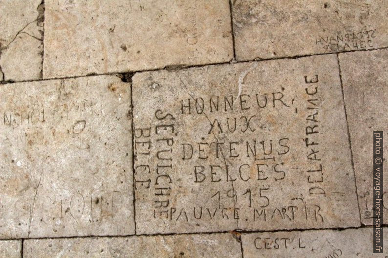 Graffitis gravés par des prisonniers du Château de Tarascon. Photo © André M. Winter