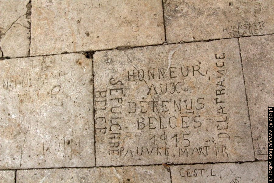 Graffitis gravés par des prisonniers du Château de Tarascon. Photo © André M. Winter