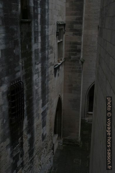 Cour d'honneur sombre du Château de Tarascon. Photo © Alex Medwedeff