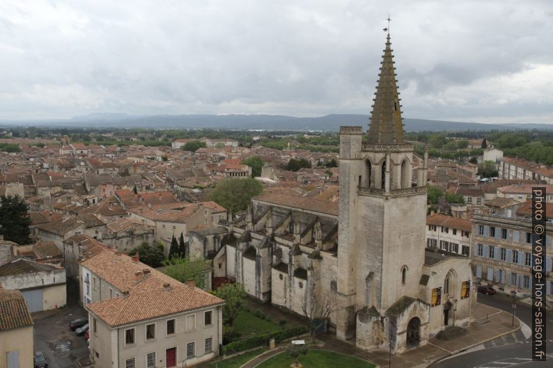 Église Sainte-Marthe de Tarascon vue du toit du château. Photo © Alex Medwedeff