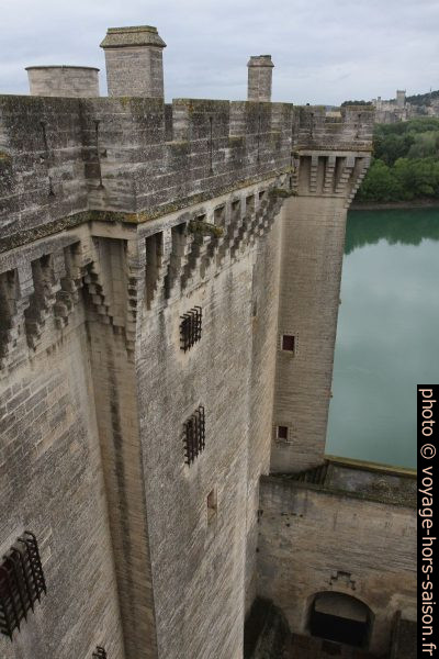 Mâchicoulis du Château de Tarascon et le Château de Beaucaire au fond. Photo © Alex Medwedeff
