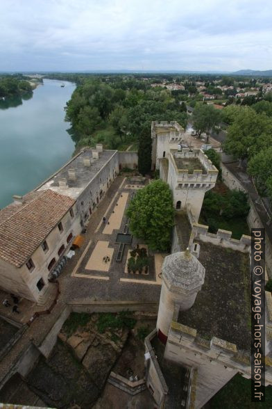 Basse-cour du Château de Tarascon. Photo © André M. Winter