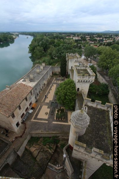 Basse-cour du Château de Tarascon. Photo © André M. Winter