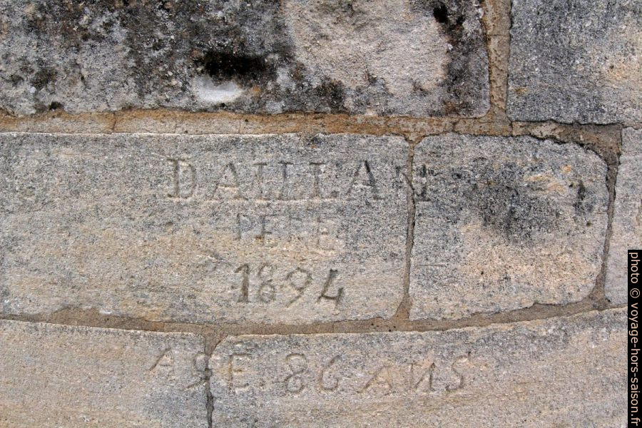 Graffiti gravé par un prisonnier âgé du Château de Tarascon. Photo © André M. Winter