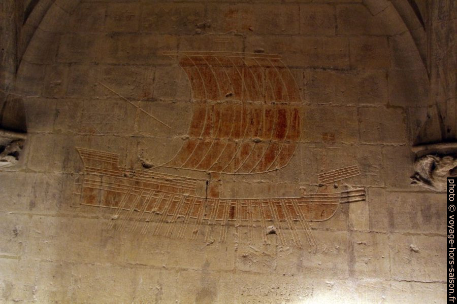 Galère de combat en graffiti gravé par des prisonniers du Château de Tarascon. Photo © André M. Winter