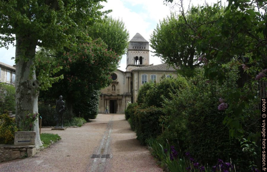 Allée de l'ancien prieuré de St. Paul de Mausole. Photo © André M. Winter