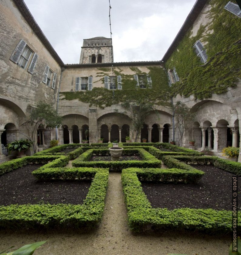 Clocher et et cloître de St. Paul de Mausole. Photo © André M. Winter