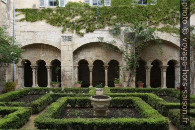 Arcades du cloître de St. Paul de Mausole. Photo © André M. Winter