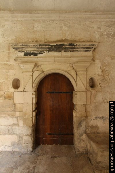 Une porte dans un couloir du cloître de St. Paul de Mausole. Photo © André M. Winter