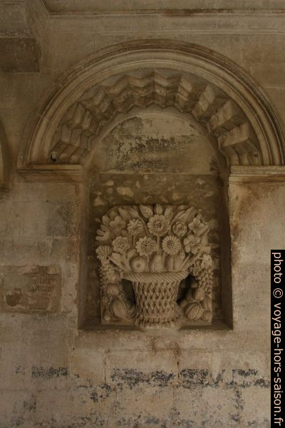 Sculpture d'un bouquet de fleurs dans le cloître de St. Paul de Mausole. Photo © André M. Winter